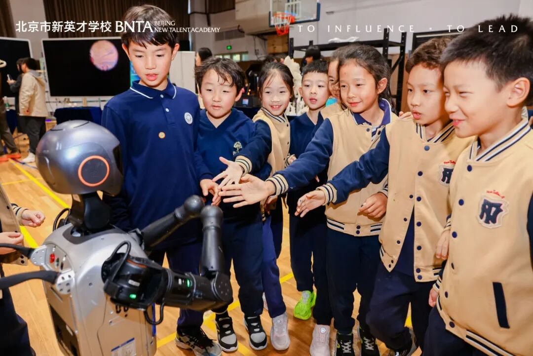 如何在科创教育中，同时拥有“平原”的广度与“山峰”的高度？新英才学校的答案是……